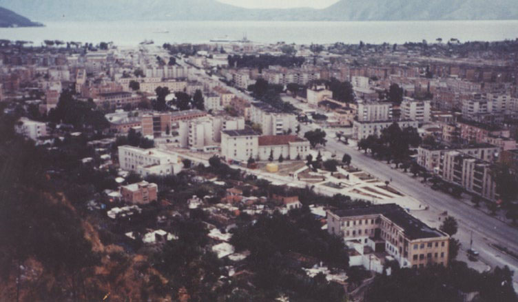 Mjerimi i ulur këmbëkryq, pamje të Vlorës në vitin 1993 (Video)