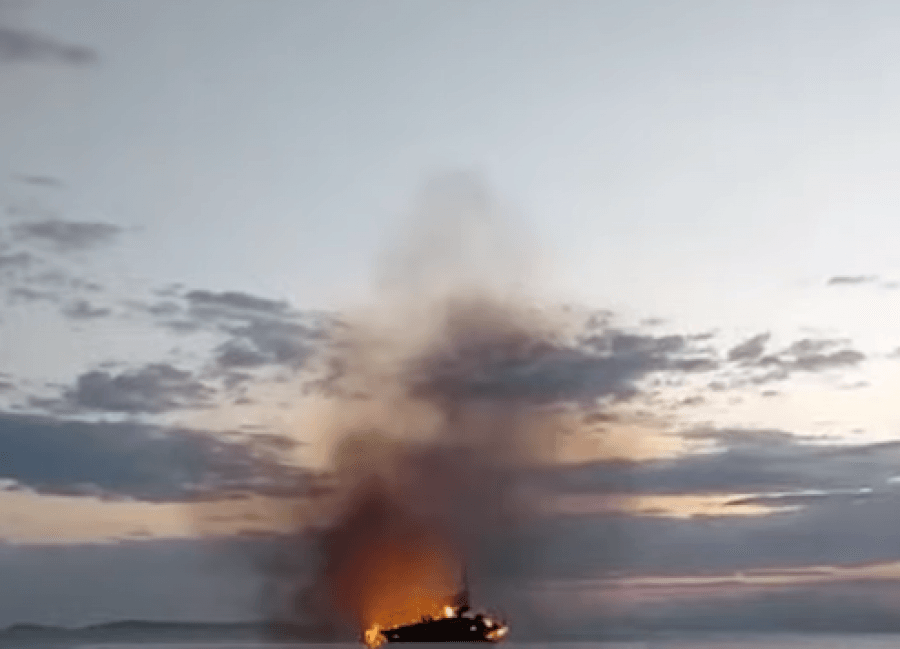 Përfshihet nga zjarri anije turistike në Karaburun, zbardhen detajet e para (Foto)