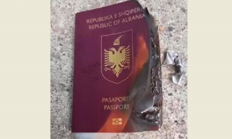 Shqiptarët krijojnë trendin e shëmtuara, sa dalin nga Shqipëria djegin pasaportën