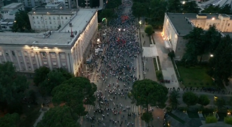 VIDEO/ Zbulohet arsyeja pse Bashës iu desh 1 orë të dilte nga strofulla e tij ndërkohë protesta kishte filluar