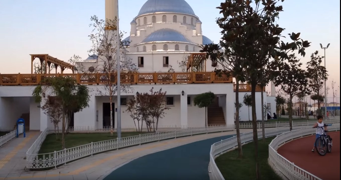 E rrallë! Stambolli i dedikon gjithë parkun emrit të Adem Jasharit (Video)