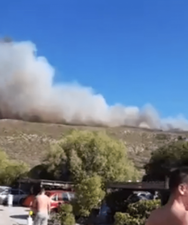 Rikthehet tmerri në Greqi, ishulli pushtohet nga flakët e nga tymi (Foto)