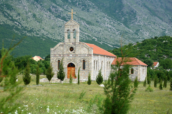 Shpallen në kërkim dy radikalët katolik: “Do t’ju rjepim si serbi, mos hajdeni me pushime në Shqipëri”! (Video)