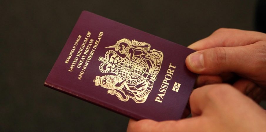 Përse Britania po tërheq pasaportat e “refugjatëve kosovarë”?!