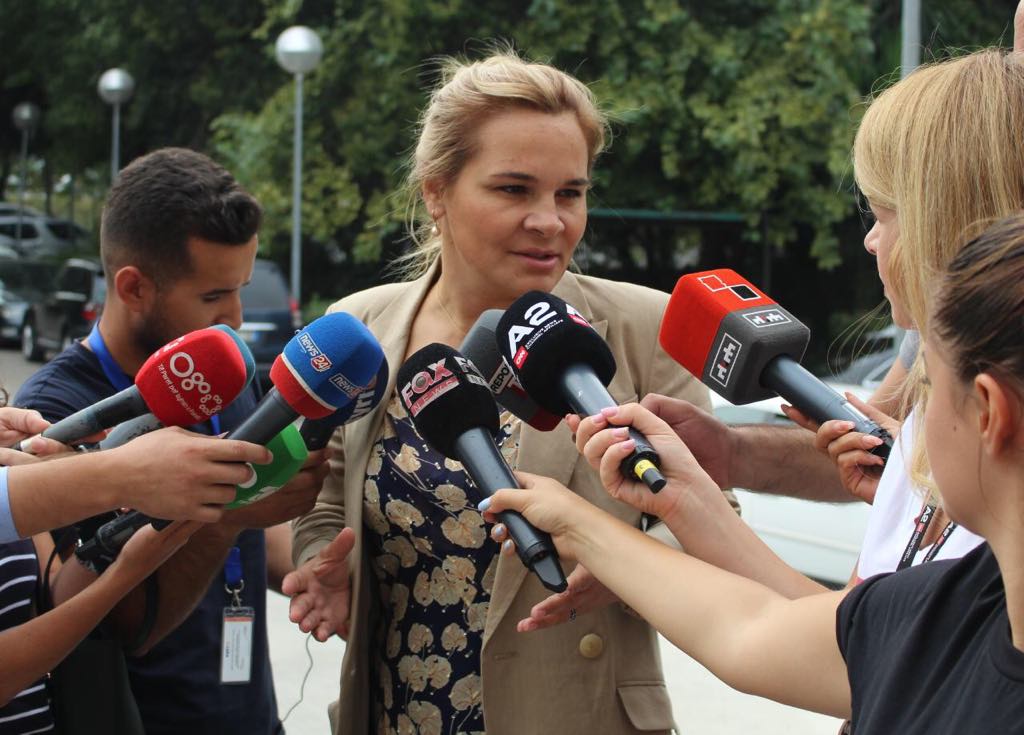 Qytetarët e ironizojnë! Sot në takim me Bashën: “Ça të bëjë Mona, nuk ikën ai qelbësiri!” (Foto)