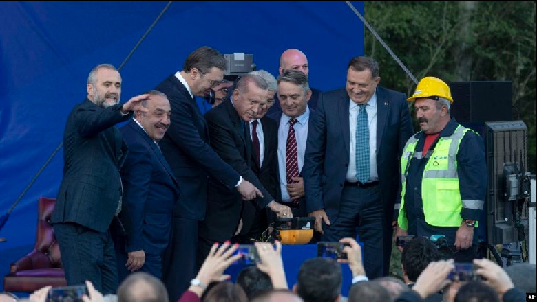 Erdogan merr pjesë në përurimin e autostradës Beograd-Sarajevë