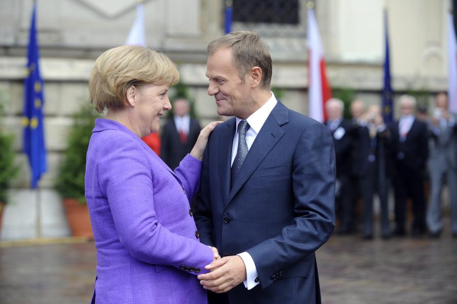 Tusk takon Merkel për negociatat me Shqipërinë dhe Maqedoninë e Veriut