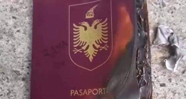 A mund të quhet shqiptar ky refugjat me menyrën si krenohet pas marrjes së pasaportës italiane (Video)