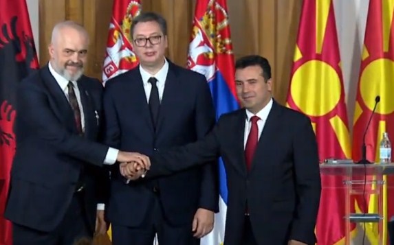 Nuk do presim Bashkimin Evropian, s’jemi prioritet i tyre! Rama-Vuçiç-Zaev të vendodur për sfidat që i presin…shtrëngojnë duart