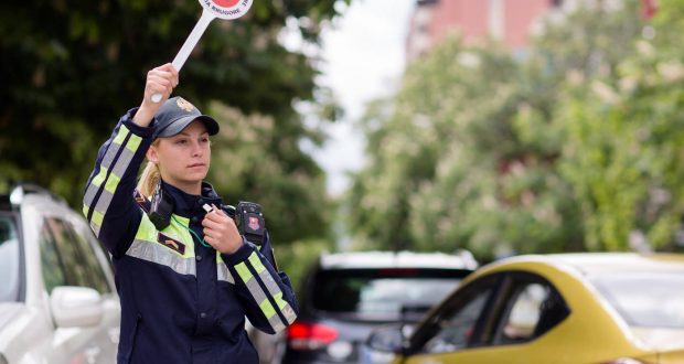 Aksident i rëndë: Gruaja përplas policin rrugor