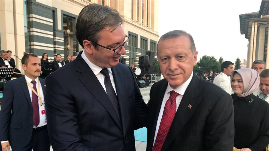 Erdogan pritet me nderime në Serbi, pas premtimeve për miliarda euro