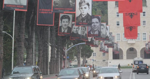 “T’ia kursejmë vetes ca orë debati për Rrumin, Rrajën apo…”! Rudina Xhunga flet për 75-vjetorin e Çlirimit: Më pëlqen bulevardi me foto partizanësh! Nuk janë të gjithë kaq pis e zi!