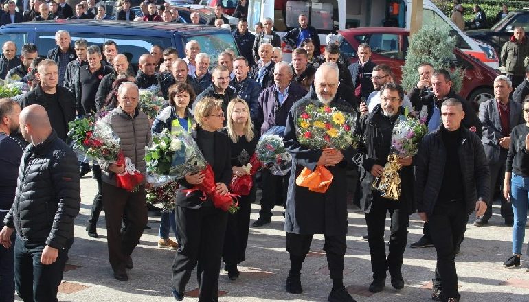 Familja Lala që pësoi tragjedinë më të madhe nga tërmeti që rrënoi Durrësin, mes lotësh përcillen 9 anëtarët, Rama dhe Meta të pranishëm: S’ka fjalë për ngushëllim, ja detyrimi ynë