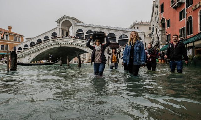 Alarm i Kuq në Venecia, nga përmbytjet lartësia e ujit 187 cm: Dëmtohen monumentet historikë, 20 ciklone në gadishull, dy viktima! (Video)