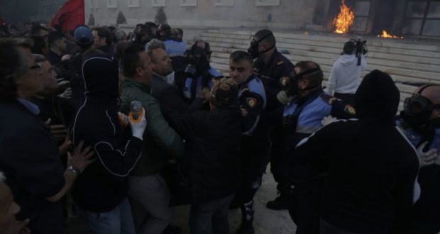 PD “gëzohet” me vendimin e gjykatës:  Në fakt do t’i paguajë dy gjoba të majme bashkisë për dëmet në protesta PD, por… edhe Sahiti edhe Gazmendi si organizatorë