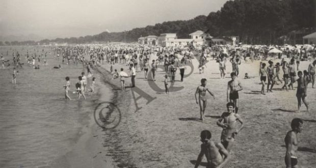 Obeziteti…kapitalist?! Fotot e rralla nga “Shkëmbi i Kavajës” në 1970: Të gjithë plazhistët “elegantë”