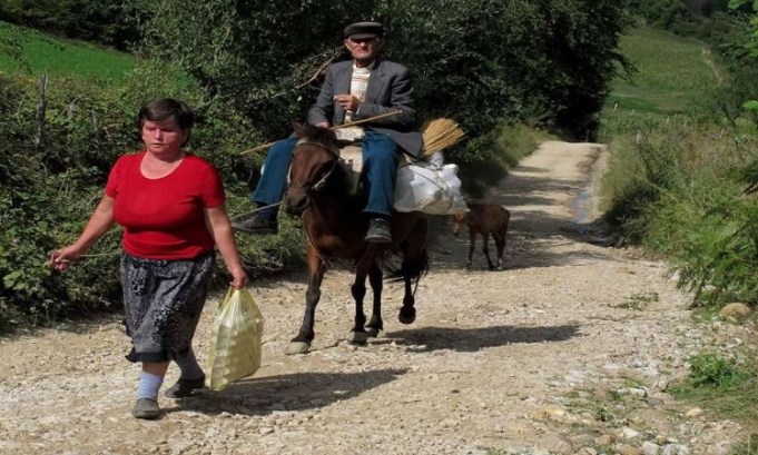 Burra nën hije, lozin kuvendojnë, Pika që s’iu bie, se nga gratë rrojnë…akoma (Foto)