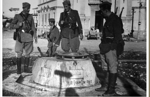 Si sot, më 17-Nëntor 1944, u çlirua Tirana dhe ndodhi që shumë tiranas humbën pronat, kur b…lëpirsit e pushtuesit poturet, sofrat, minderet dhe mangallet