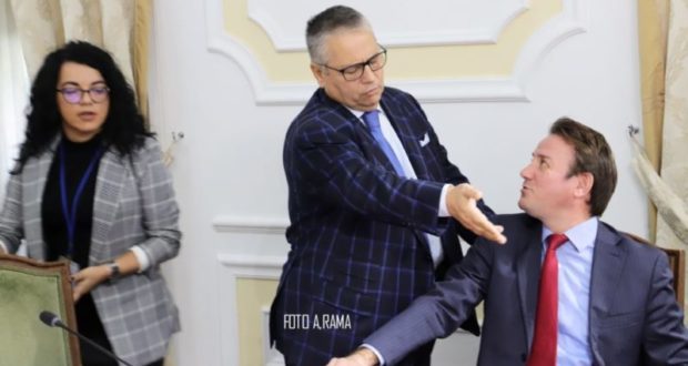 Bashkim Fino “sherr” me Ralf Gjonin, i kishte zënë karrigen (Foto)