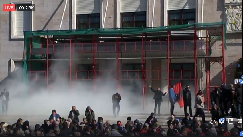 Gjobiti PD për shkatërrimet dhe dëmet në protesta në infrastrukturën e Tiranës: Banda “Gjykata Administrative” rrëzon bashkinë e Tiranës dhe legjitimon dëmet!