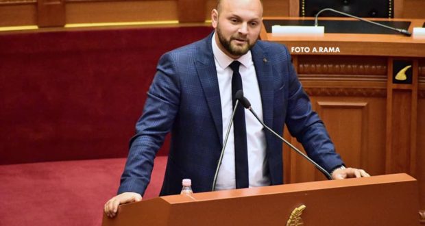 Deputeti Halit Valteri: Basha “ftoh kokën” dy herë në ditë në një nga vilat luksoze të Ilir Metës, larg syrit të qytetarëve