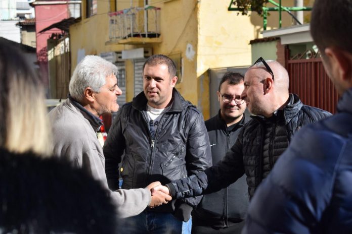 Lulzim Bashës kthehet në origjinë! Shkon të denoncojë se nuk janë kryer verifikimet e banesave, banorët e përzënë: Kanë ardhur ekspertët, ik fli gjumë se je vonë!