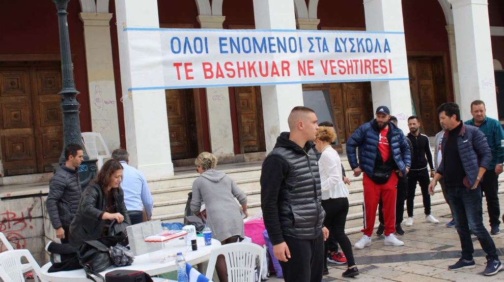 Shqiptarët sëbashku me qytetarët grekë japin ndihma për banorët e prekur nga tërmeti (Video)