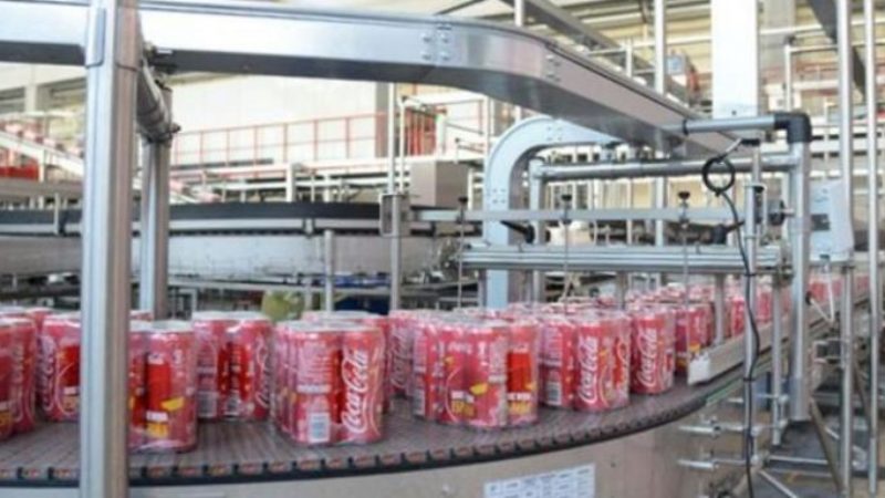 Coca-Cola në Itali drejt Shqipërisë?! Dy taksat e reja detyrojnë kompaninë të transferojë prodhimin në Tiranë