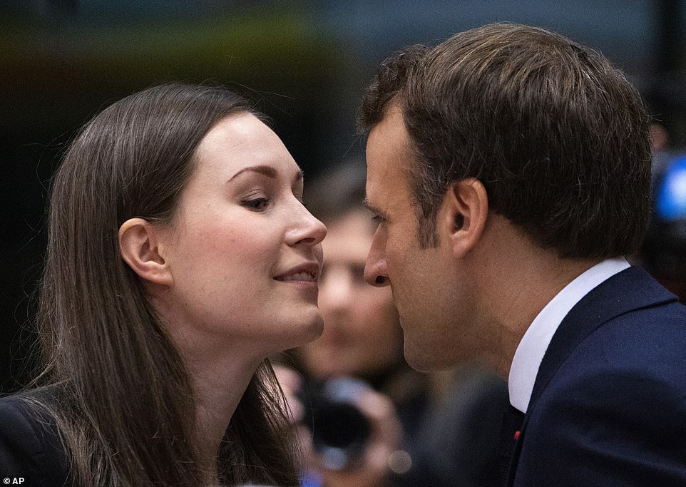 Puthje dhe flirtim: Fotot e Emannuel Macron me kryeministren e re finlandeze bëjnë xhiron e rrjetit