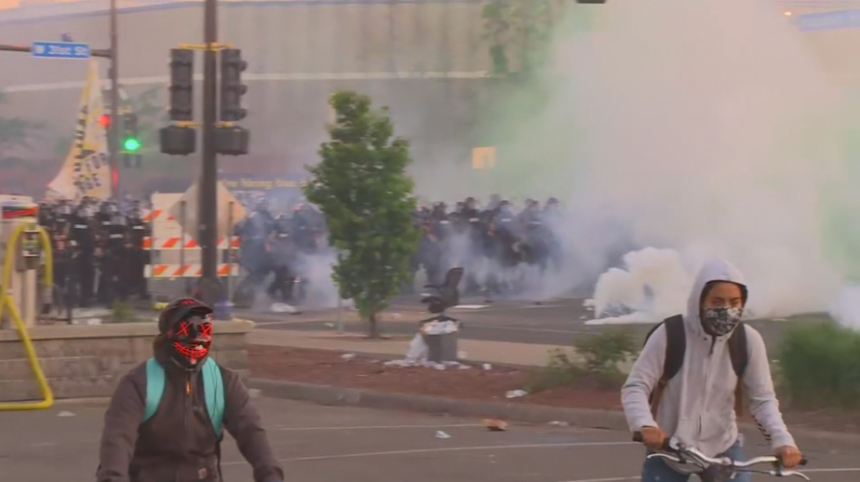 VIDEO/ Protestuesi në SHBA: Shqiptarët dhe italianet kanë marrë vetë në mbrojtje bizneset e tyre! Mos guxoni të hyni në këtë lagje