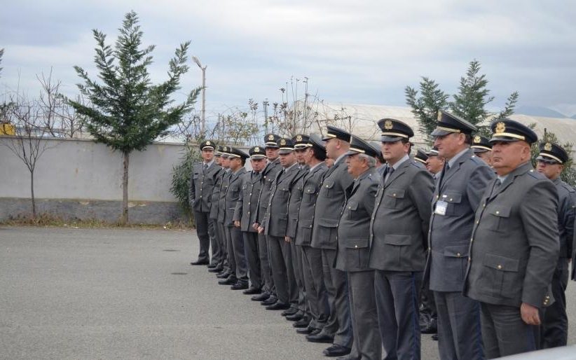 Policëve të  “dal boje” të LSI-së që u hoqën me aq bujë u gjendet punë: Kolaudator, makinave do u bëhet kontroll teknik në rrugë