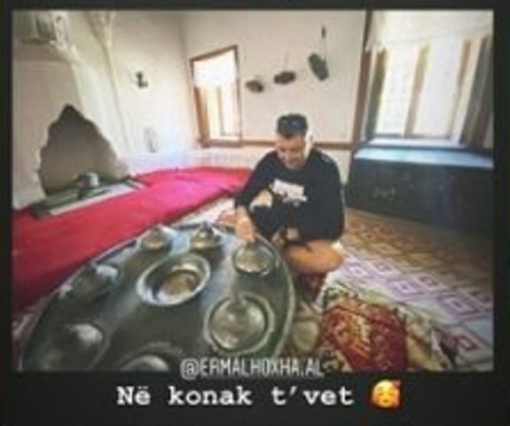 Rezarta Shkurta dhe nipi i Enverit pozojnë brenda shtëpisë së familjes Hoxha në Gjirokastër: Në konakun tonë!