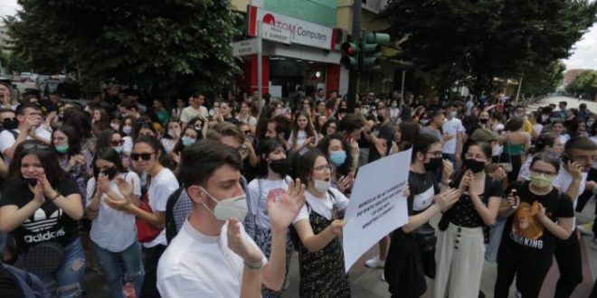 Zbardhet e verteta/ Teza e provimit në lëndën e Gjuhës Shqipe dhe Letërsisë është pjesërisht e kopjuar, hartuesit kanë ndryshuar vetëm emrin e personazhit kryesor