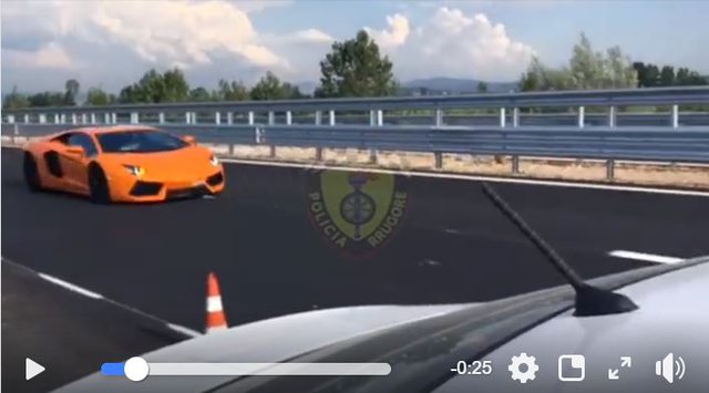 Skenë si në Formula 1: Lamborghini portokalli “fluturon” me 236 km/h në bypass-in Fier-Vlorë, e pëson keq në fund (Video)