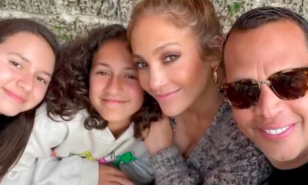 Superylli latin Jennifer Lopez feston ditëlindjen, partneri i kushton urimin më të ëmbël (Video)