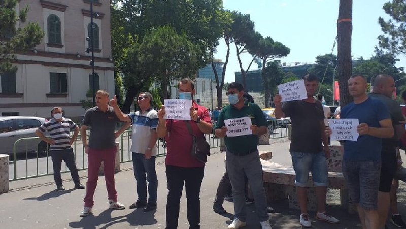 Protesta e PD me autobusë dhe sufllaqe me vete nuk mirëpritet në Tiranë nga qytetarët!