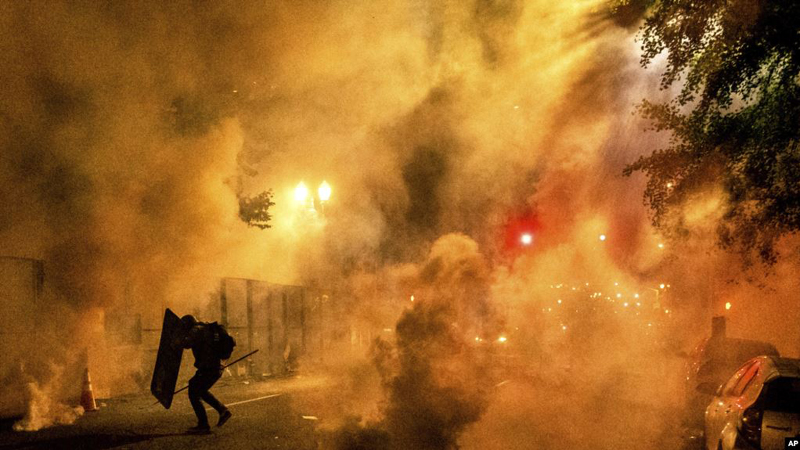 SHBA/ Agjentët federalë përdorin gazin lotsjellës për të shpërndarë protestën në Portland