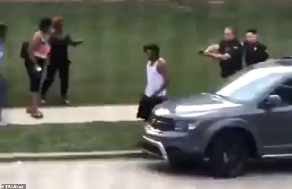 VIDEO/ Policia qëllon afro-amerikanin me fëmijët në makinë: Shpërthen dhuna në Wisconsin