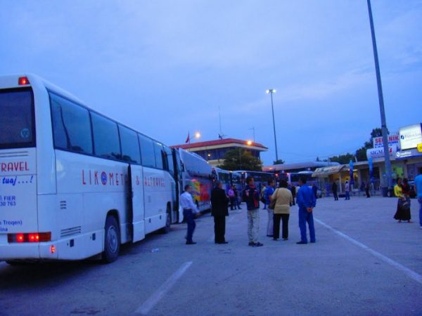 Panik në doganë! Rezulton me COVID-19 një pasagjer në autobusin Tiranë-Kakavijë