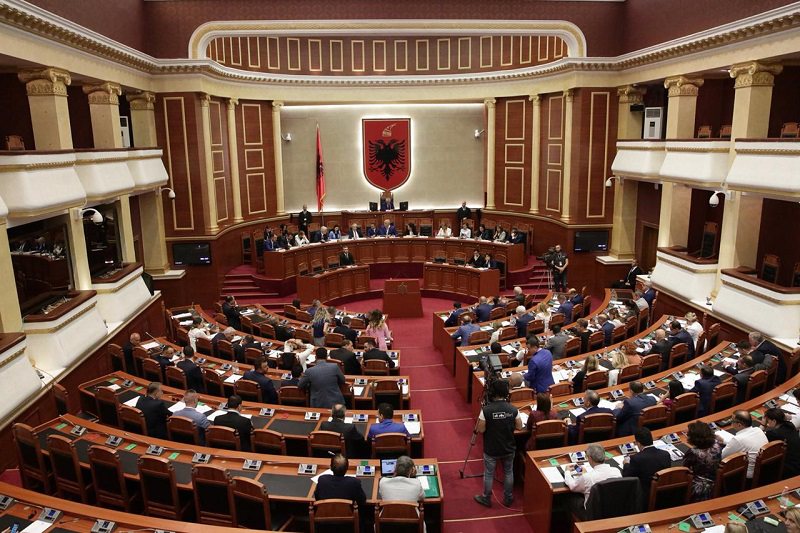 Nis sot sesioni i ri parlamentar, fokus kryesor amnistia fiskale, pritet ndryshimi i ligjit pas kritikave nga ndërkombëtarët