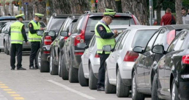 Bëri sherr me policët bashkiakë për makinën e parkuar gabim, që ishte e një personi që as nuk e njihte