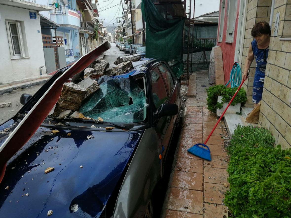 Cikloni i merr j.etën fermerit shqiptar në Greqi, shpëton mrekullisht djali i tij