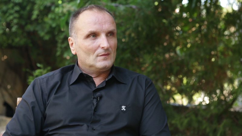 Izet Haxhia ndryshon strategji, kërkon ndihmën e Fatos Klosit në përballjen me Berishën, Majlinda Popoviç dëshmitarja surprizë