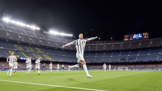 Juventus me Ronaldon leksion Barcelonës e Messit në Camp Nou, Zonja e Vjetër kryeson grupin