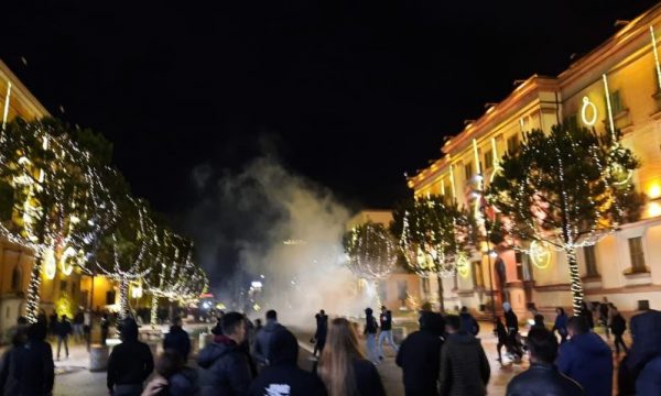 Policia e Shtetit: V.rasja e 25-vjeçarit s’mund të përdoret si pretekst për dhunë ndaj policëve! Organizatorët dhe sulmuesit do marrin dënim të merituar nga drejtësia për 10 policët e plagosur!