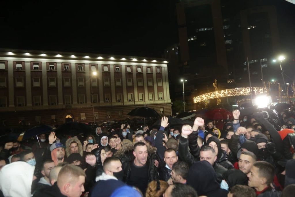 Protestuesit jashtë kontrollit: Sulmojnë dhe Bashkinë e Tiranës