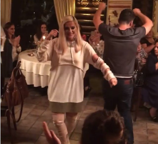 VIDEO/ Muzikë dhe valle shqiptare, Bebe Rexha ‘e djeg’ në Tiranë për ndërrimin e viteve sëbashku me vëllain