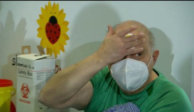 Doktor Kalo vaksinohet live dhe habit me gjestin e veçantë në fund të injektimit: Çfarë ngjiti në ballë?