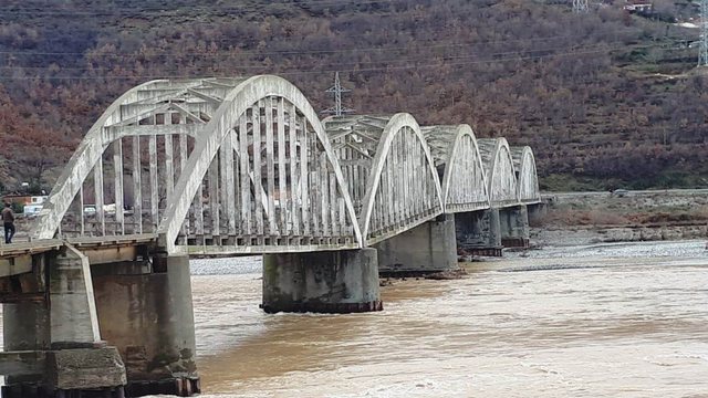 Dëmtimi i Urës së Zogut, Forumi: Pritej, MK e zënë me shkatërrimin e vilave monumentale