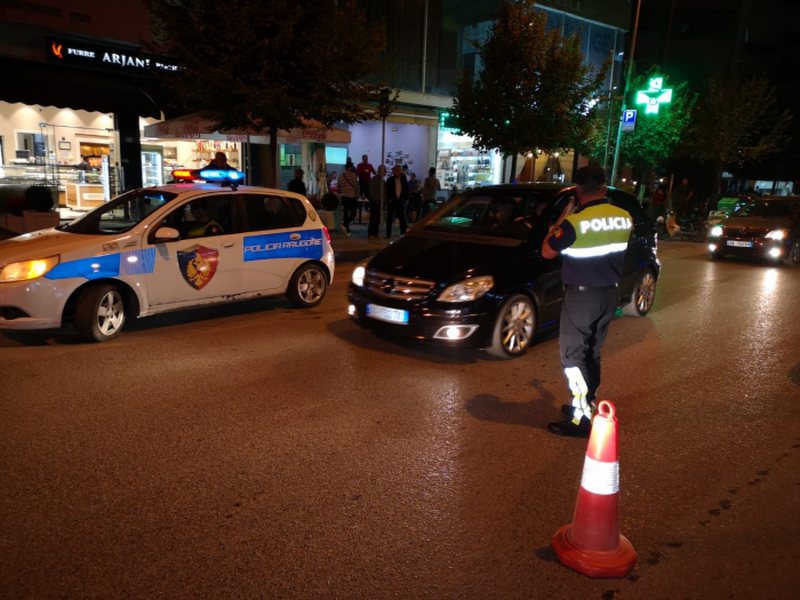 U përlesh me hajdutët që po tentonin të vidhnin një dyqan në Fier, policit i ndodh e papritura pak çaste më pas